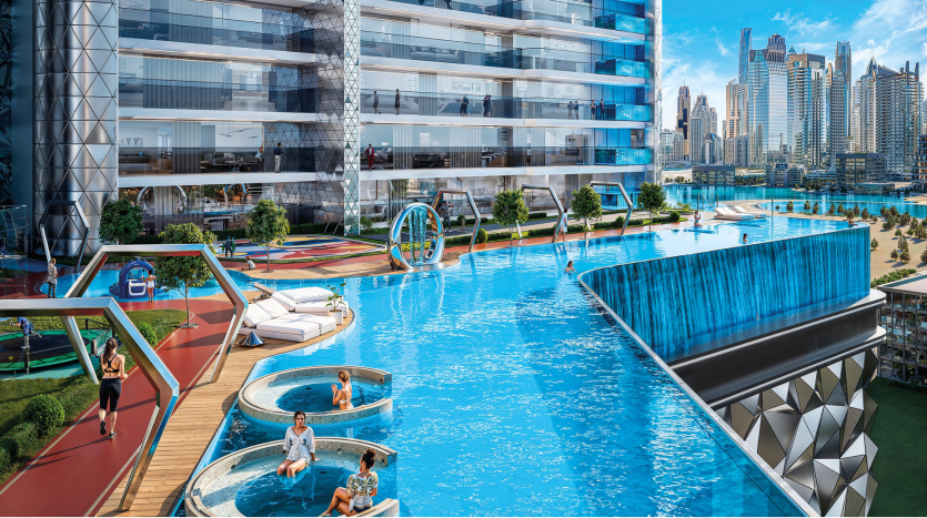 Piscine luxueuse sur le toit d'un gratte-ciel moderne à Dubaï avec des gens qui se détendent et nagent, à côté d'un paysage urbain animé avec de grands immeubles sous un ciel clair.