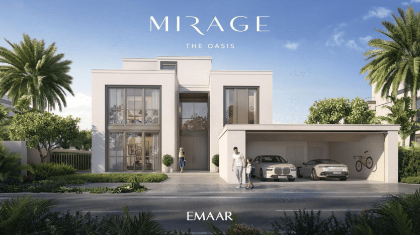 Une villa moderne sur deux étages à Dubaï avec de grandes fenêtres, un garage pour deux voitures et des palmiers luxuriants. Un couple se tient dans l'allée à côté d'une voiture garée, sous le texte "MIRAGE The Oasis" portant le logo "EMAAR".