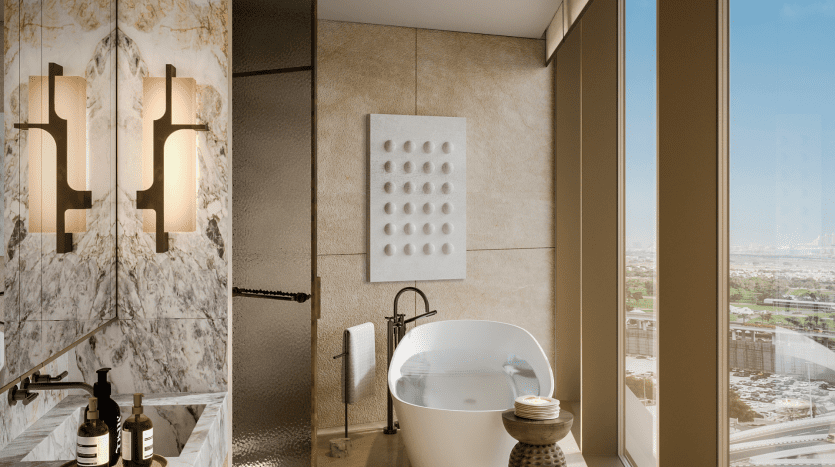 Intérieur de salle de bains luxueux dans une villa de Dubaï comprenant une baignoire autoportante avec vue sur la ville, des murs en marbre, des appliques et des luminaires modernes.