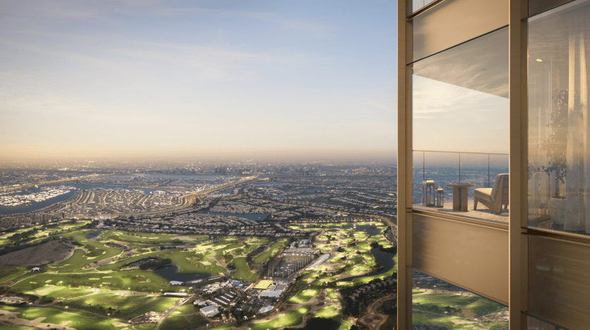 Vue aérienne depuis un immeuble de grande hauteur au-dessus de Dubaï au coucher du soleil, montrant de vastes parcours de golf verts, des zones résidentielles et des gratte-ciel lointains. Reflets visibles sur la façade vitrée du bâtiment.