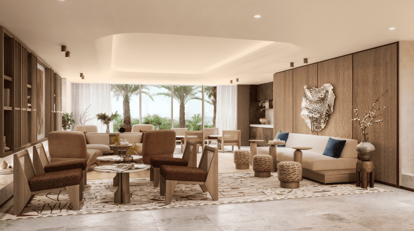Une villa moderne et spacieuse à Dubaï avec des tons beiges et marron, comprenant des canapés moelleux, une table basse centrale, des étagères en bois et une grande œuvre d'art murale au-dessus d'une console. De grandes fenêtres offrent une vue sur les palmiers.