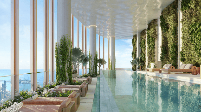 Luxueuse piscine à débordement sur le toit flanquée de jardins verticaux luxuriants et de hauts piliers, surplombant un paysage urbain côtier pittoresque de Dubaï sous un ciel clair.