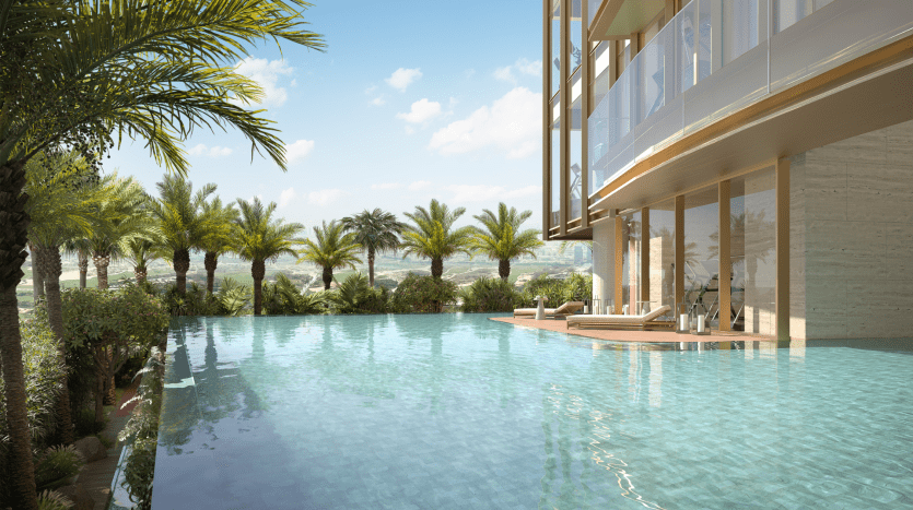 Une luxueuse piscine à débordement entourée de palmiers luxuriants, adjacente à une villa moderne à Dubaï avec de grandes fenêtres en verre et un espace de détente extérieur. Journée lumineuse et ensoleillée avec un ciel clair.