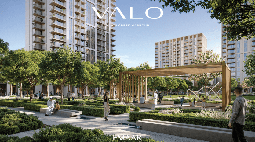 Rendu architectural d'un parc urbain moderne à Creek Harbour, avec des arbres luxuriants, des jardins paysagers aux motifs géométriques, des gens se relaxant et marchant, des immeubles de grande hauteur étiquetés « EMAR » et une villa à Dubaï bien en vue.