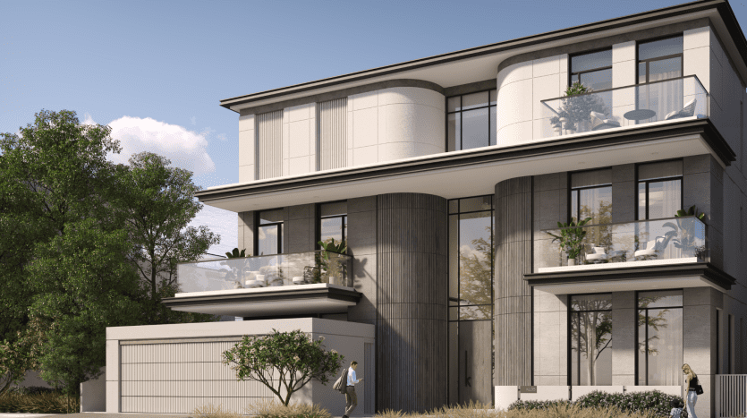 Une villa moderne sur deux étages avec de grandes baies vitrées, des balcons ornés de plantes et un garage, sous un ciel dégagé. Un homme passe devant la maison, tandis qu'une femme s'approche sur le trottoir.