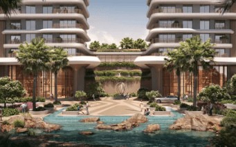 La façade d'un hôtel de luxe comprend deux bâtiments modernes de plusieurs étages aux lignes courbes et aux grandes fenêtres. Une cour centrale au design géométrique mène à une piscine sereine accentuée par des éléments rocheux et un aménagement paysager luxuriant de Verdes, comprenant de grands palmiers et d'autres espaces verts.