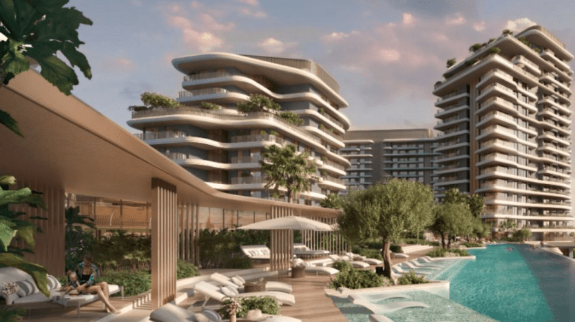 Un espace piscine extérieur luxueux entouré de bâtiments résidentiels modernes à plusieurs niveaux avec de vastes balcons et de la verdure Verdes. La piscine est dotée de chaises longues et de palmiers, tandis que le ciel est peint dans les teintes chaudes du soleil couchant.