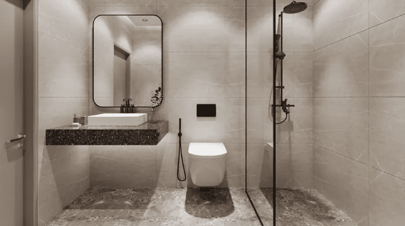 Une salle de bains moderne comprenant des toilettes murales, un lavabo flottant surmonté d'un grand miroir et une douche vitrée avec pomme de douche à effet pluie. Le design est minimaliste avec des carreaux beige clair sur les murs et un sol en marbre.