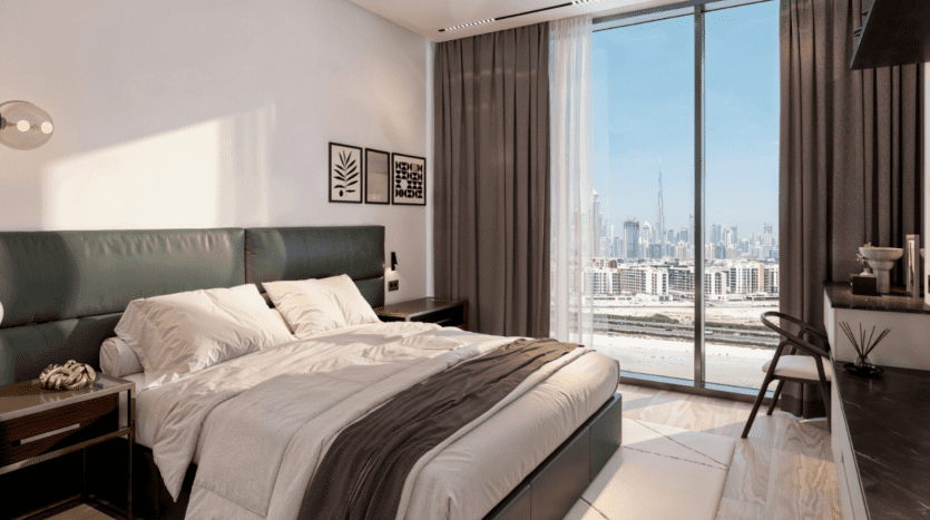 Chambre d'hôtel moderne avec un grand lit, une tête de lit sombre et des tables de chevet. De grandes baies vitrées offrent une vue dégagée sur le paysage urbain d'Ayana Gardens avec ses gratte-ciel, dont une haute tour proéminente au loin. La pièce est décorée avec des œuvres d'art murales minimalistes et des couleurs neutres.