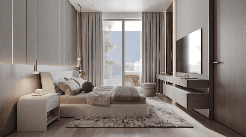 Une chambre moderne dotée d'une grande fenêtre avec des rideaux transparents, d'un lit confortable avec des oreillers et un jeté moelleux, d'une table de chevet, d'une télévision murale et d'une commode élégante. La chambre est décorée dans des tons neutres avec un éclairage doux et un tapis contemporain sur le parquet.