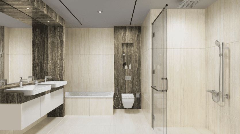 Une salle de bain moderne avec des murs en marbre beige et marron foncé. Elle comprend une vasque double vasque avec de grands miroirs, une baignoire, une douche vitrée et des toilettes murales. La pièce est bien éclairée grâce à des plafonniers encastrés.
