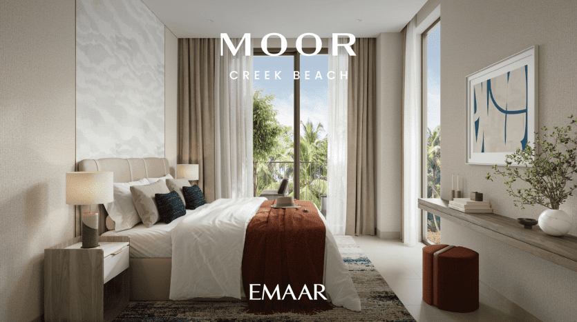 Chambre contemporaine avec baies vitrées offrant une vue sur la verdure tropicale. La chambre comprend un lit avec une literie blanche et rouille, des tables de chevet, un mur texturé et une console minimaliste ornée d'objets décoratifs. Le texte indique « MOOR », apportant la tranquillité à Creek Beach par EMAAR.