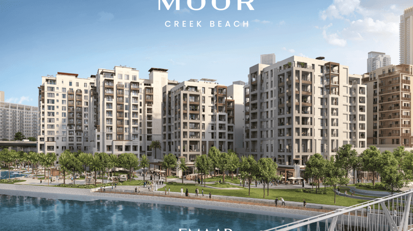 Un paysage urbain serein montre des immeubles d'appartements modernes entourés d'une verdure luxuriante et situés le long d'un plan d'eau. Une passerelle traverse l'eau et les gens profitent de la zone pittoresque. Le ciel clair offre une toile de fond vibrante. Les superpositions de texte indiquent « Moor Creek Beach » et « Emaar ».