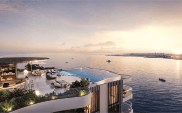 Un toit-terrasse luxueux surplombant un vaste océan, doté d'une piscine à débordement, d'un coin salon avec canapés et tables et d'une verdure luxuriante. Le soleil se couche, projetant une chaude lueur dorée sur l’eau. Les bateaux sont visibles au loin, ajoutant une touche de charme qui rappelle The Pier.