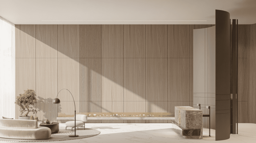 Le salon moderne et minimaliste de Havelock Heights présente un mur lambrissé de bois clair avec une cheminée linéaire, un canapé et des fauteuils incurvés de couleur neutre, un petit arbre sur une table d'appoint, un tapis rond, un lampadaire et un bureau de réception en marbre. La lumière du soleil pénètre à travers la grande fenêtre sur la gauche.