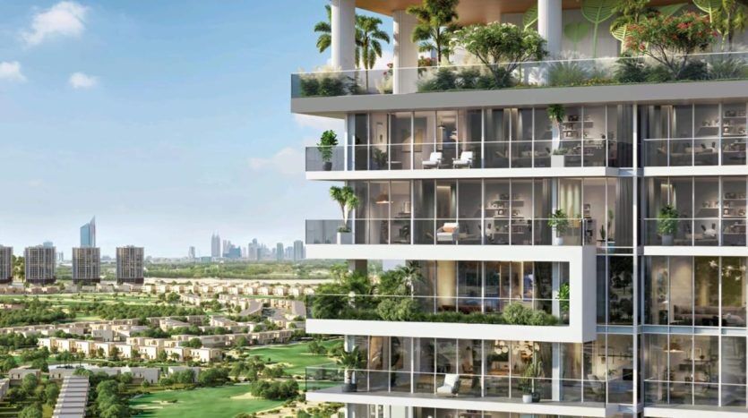 Un immeuble moderne de grande hauteur à plusieurs étages est présenté. Chaque étage du Legado dispose de vastes balcons ornés d'une végétation luxuriante. Le paysage urbain et d'autres gratte-ciels sont visibles en arrière-plan, ainsi qu'un vaste parc et un quartier résidentiel.