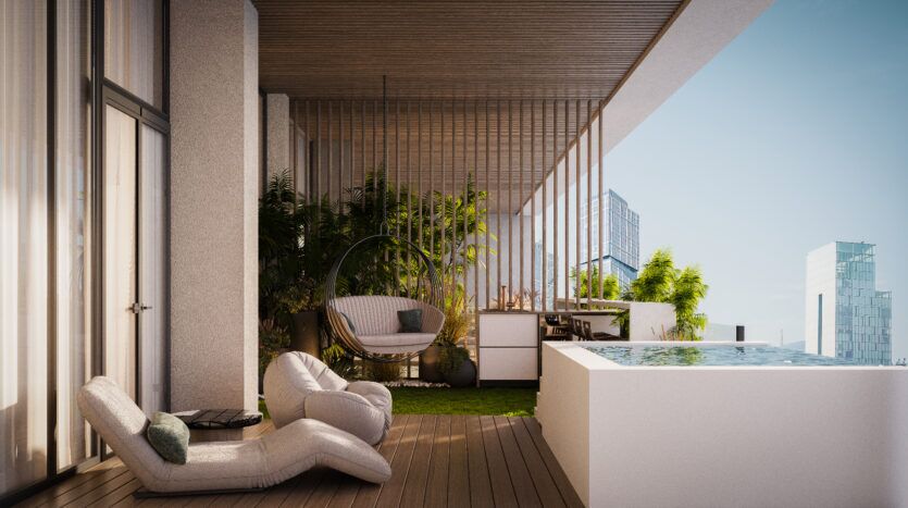 Le balcon moderne de l'Allura Residences est doté d'une chaise longue rembourrée et d'une chaise suspendue à côté d'un mur végétal luxuriant. Un élégant bar extérieur avec tabourets se trouve à l'arrière-plan, et une élégante piscine privée offre une vue sur les gratte-ciels de la ville sous un ciel bleu clair.