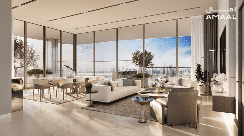 L'Amaal 8 propose un salon spacieux et moderne avec de grandes fenêtres offrant une vue sur les toits de la ville. La pièce présente une palette de couleurs neutres, des canapés confortables, une table à manger et plusieurs plantes en pot pour la décoration.