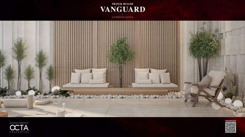 Une terrasse extérieure minimaliste comprend deux bancs rembourrés sur un fond de lattes de bois, flanqué de plantes feuillues. Une chaise en bois avec un coussin blanc se trouve à droite, le tout posé sur un sol en marbre avec des galets blancs décoratifs. Le cadre est serein et élégant.