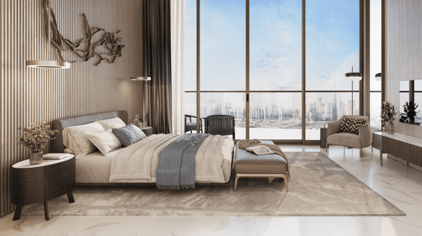 La luxueuse chambre Amaal 8 dispose d'un grand lit avec une literie grise et d'une sculpture murale saisissante. De hautes fenêtres encadrent l'horizon de la ville, tandis que des chaises modernes et un tapis moelleux ajoutent de la chaleur. Un éclairage doux rehausse son élégance, créant une retraite sophistiquée.