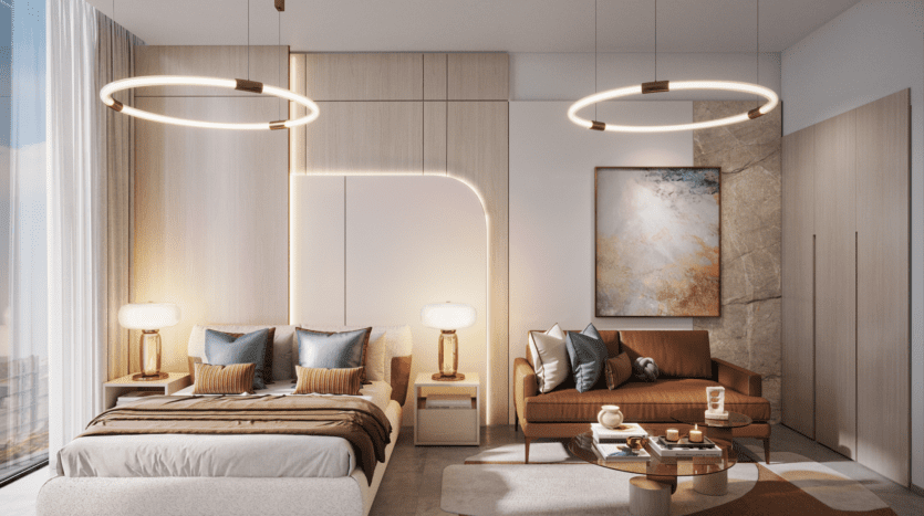 Une chambre moderne avec un lit double confortable, des lampes élégantes et un grand tableau sur le mur de droite respire le charme de Legado Prescott. Un canapé marron et une table basse ronde ajoutent du confort, tandis que des plafonniers circulaires diffusent une lueur chaleureuse. Une grande fenêtre laisse entrer la lumière naturelle à merveille.