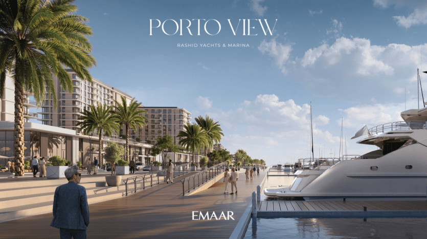 Une vue panoramique de Porto met en valeur une marina pittoresque avec des yachts amarrés le long d'une promenade en bois. Les gens se promènent sous les palmiers, tandis que des bâtiments modernes s'élèvent en arrière-plan. Le ciel bleu clair renforce l'atmosphère sereine de ce cadre riverain.