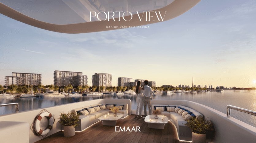 Un couple se tient sur le pont d'un yacht de luxe, admirant la vue sereine de Porto sur une marina bordée de bâtiments modernes et de yachts au coucher du soleil. Des sièges luxuriants et des plantes en pot ornent le pont, avec une douce lueur ambiante mettant en valeur la scène tranquille.