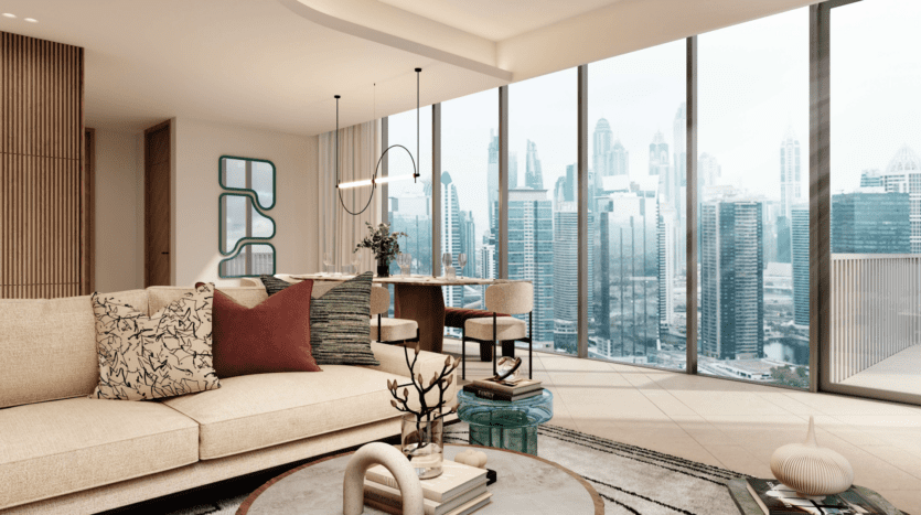 Un salon moderne et élégant au W Residences, offrant une vue panoramique sur la ville à travers des baies vitrées. La pièce comprend un canapé beige avec des coussins décoratifs, une table basse avec des livres et des objets de décoration, ainsi qu'un coin repas avec une table élégante et des chaises contemporaines donnant sur les Jumeirah Lake Towers.