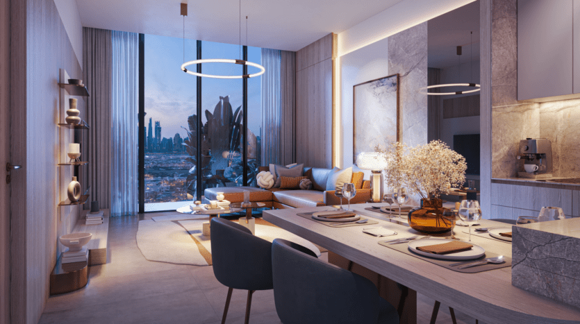 Salon et salle à manger modernes et élégants, à aire ouverte, avec une décoration élégante. Comprend une table à manger pour quatre personnes et un coin salon confortable avec un canapé. Les baies vitrées offrent une vue sur les toits de la ville au crépuscule, mettant en valeur un intérieur chaleureusement éclairé.