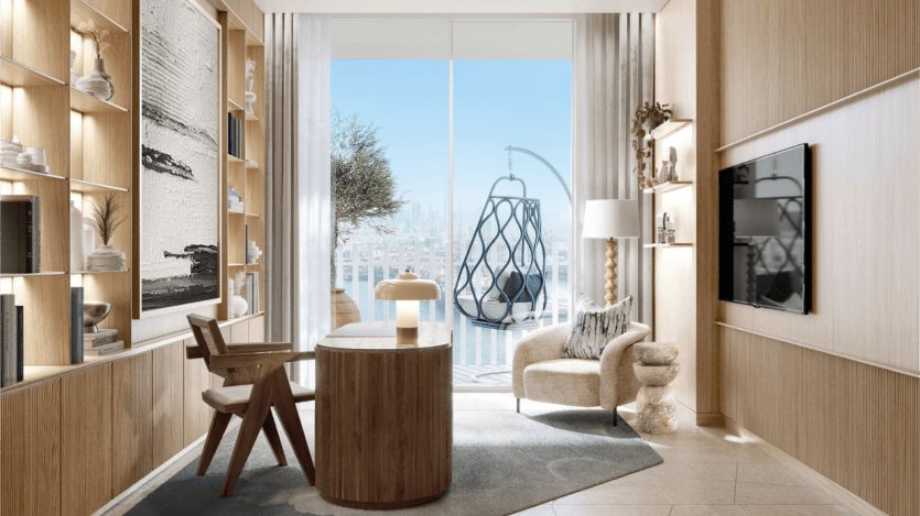 Bureau à domicile moderne avec mobilier en bois, comprenant un bureau et une chaise Saria, ainsi que des étagères garnies de livres et de décorations. De grandes fenêtres révèlent un balcon avec une chaise suspendue et une vue sur la ville. Des couleurs neutres et une lumière naturelle créent une atmosphère sereine.