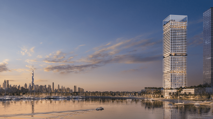 Un paysage urbain moderne au coucher du soleil, avec de hauts gratte-ciels se reflétant dans les eaux calmes de Saria. Des bateaux dérivent doucement au premier plan, tandis que des nuages épars rehaussent la teinte chaude du ciel.