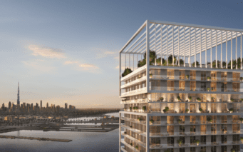 Au coucher du soleil, le gratte-ciel moderne Saria met en valeur ses balcons et ses toits végétalisés. L'horizon de la ville, accentué par un gratte-ciel au bord de l'eau, forme une toile de fond époustouflante.