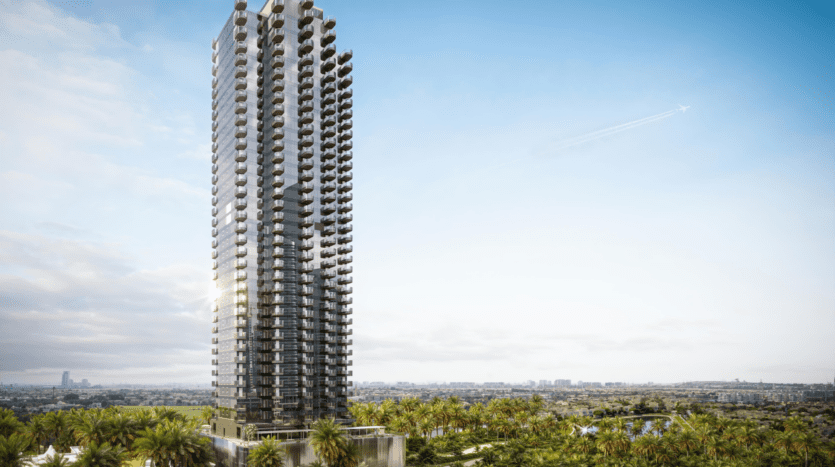 Un gratte-ciel moderne et haut doté de nombreux balcons se dresse fièrement dans le paysage urbain animé, rappelant les Jumeirah Lake Towers. Sur un ciel bleu parsemé de nuages, un jet lointain laisse une traînée de condensation. Des arbres verts et luxuriants encadrent cette oasis urbaine qui s'étend jusqu'à l'horizon.