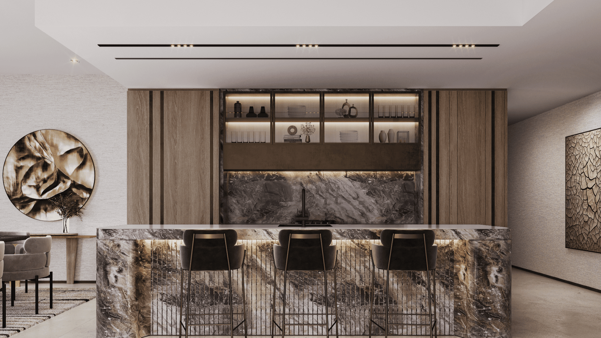 Une cuisine moderne avec un grand îlot en marbre et quatre tabourets de bar. Des armoires lambrissées, des étagères ouvertes et un éclairage d'ambiance évoquent l'ambiance chaleureuse typique du design LIV Maritime. Une œuvre d'art murale ronde et une peinture texturée ornent les murs adjacents.