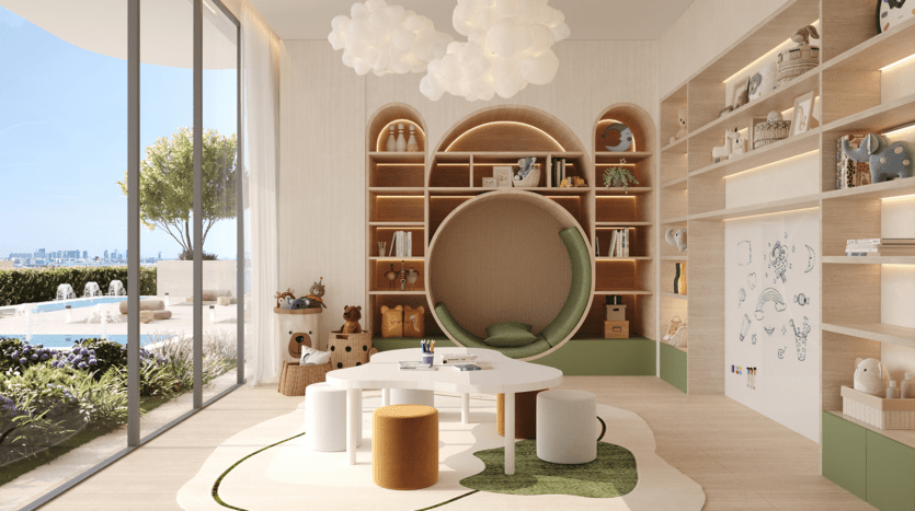 Une salle de jeux moderne pour enfants avec des étagères circulaires et un coin lecture confortable, agrémentée de meubles ludiques d'inspiration maritime LIV. L'espace dispose de parquet clair, de plafonniers en forme de nuage et de grandes fenêtres offrant une vue sur un jardin avec piscine.