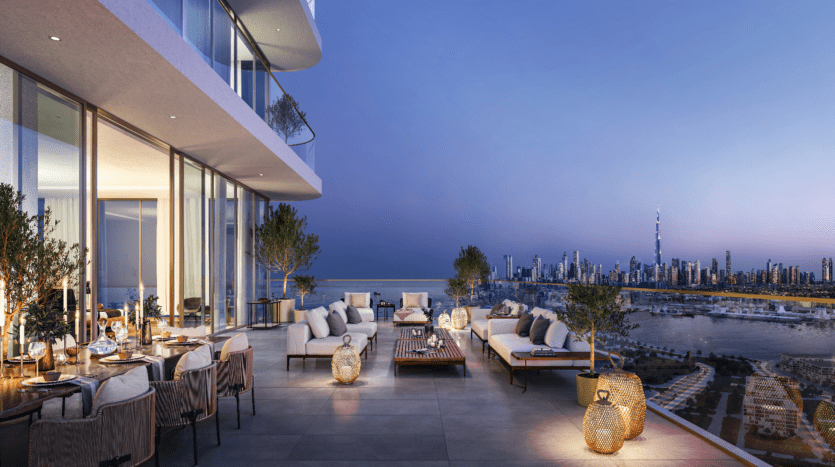 La luxueuse terrasse sur le toit du LIV Maritime au coucher du soleil, avec ses sièges élégants, ses lanternes décoratives et son coin repas donnant sur l'horizon de la ville avec une tour proéminente au loin. L'espace est orné de petits arbres et d'un éclairage d'ambiance.