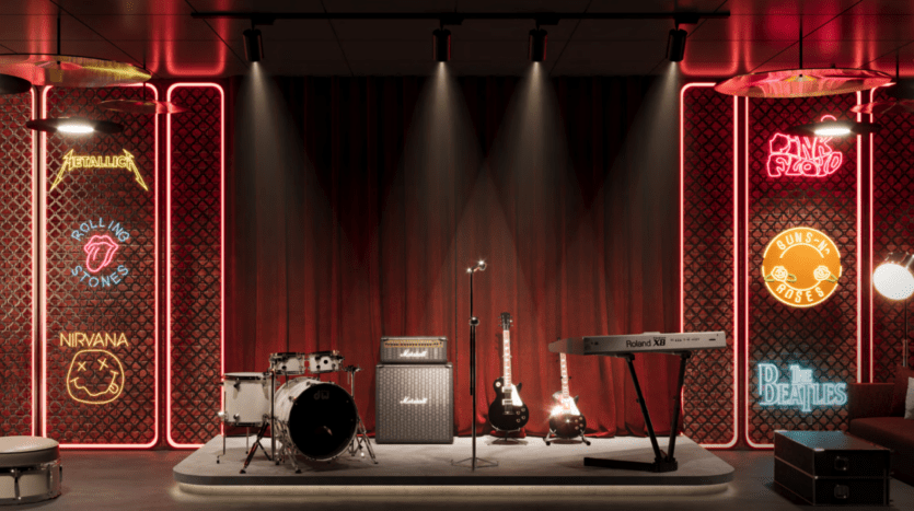 Une scène faiblement éclairée abrite une batterie, des guitares sur pied, un clavier et un micro. Des enseignes au néon de groupes emblématiques et de The Hillgate ornent le décor, renforçant l'atmosphère rock vintage sur fond de rideaux rouge foncé.