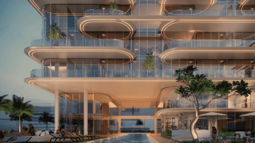 Un immeuble d'appartements moderne et luxueux connu sous le nom de Cotier House dispose de balcons incurvés, d'un éclairage chaleureux et de jardins verticaux. En face, une piscine élégante invite à la détente avec quelques personnes se prélassant à proximité, le tout sur fond de palmiers et d'un ciel dégagé.