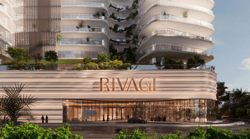 Un bâtiment moderne à la façade incurvée est agrémenté de larges balcons ondulés ornés de verdure. L'entrée affiche fièrement le mot « RIVAGE ». Des personnes et une voiture sont visibles devant, soulignant l'atmosphère animée. Le ciel est dégagé en arrière-plan.