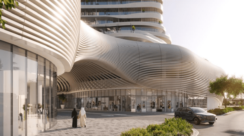 Un bâtiment futuriste avec une façade ondulée et rayée et de grandes fenêtres incurvées met en valeur l'essence des propriétés SaaS. Des personnes marchent au premier plan et une voiture est garée à proximité. La lumière du soleil illumine l'architecture lisse et fluide, tandis que des arbres sont dispersés dans la scène.