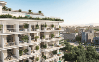 Surplombant le paysage urbain, cet immeuble d'appartements moderne, baptisé Edition 3, dispose de balcons luxuriants regorgeant de plantes. Le toit est orné de palmiers et de verdure. En arrière-plan, des espaces verts semblables à ceux d'une crique se fondent harmonieusement avec les bâtiments urbains sous un ciel bleu clair.