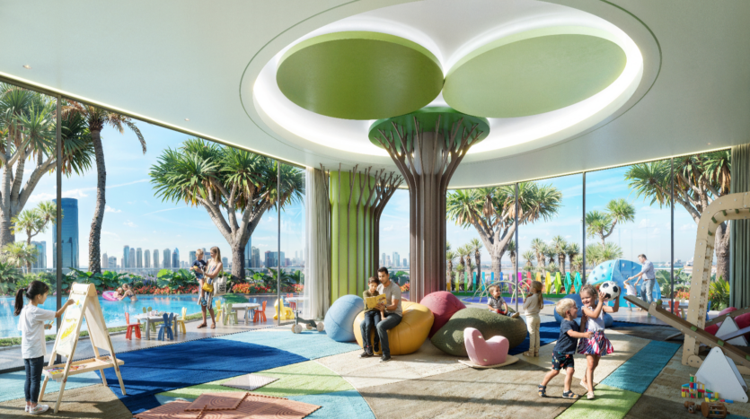 Les enfants jouent dans une salle de jeux intérieure lumineuse et colorée avec de grandes fenêtres offrant une vue sur le paysage urbain animé de Rivage et les arbres tropicaux. La salle est dotée de meubles ludiques, de jouets et d'un chevalet d'art. Les parents participent à des conversations animées en arrière-plan.