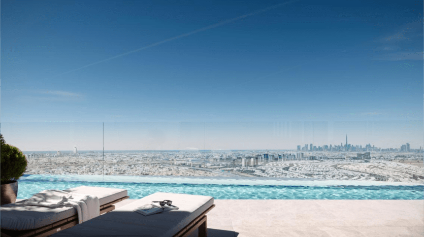 Une piscine à débordement sur le toit avec vue sur un vaste paysage urbain sous un ciel bleu clair. Deux chaises longues avec serviettes invitent à la détente au premier plan. La barrière de verre offre une vue dégagée sur les gratte-ciels, rappelant les élégantes propriétés SaaS s'élevant à l'horizon.
