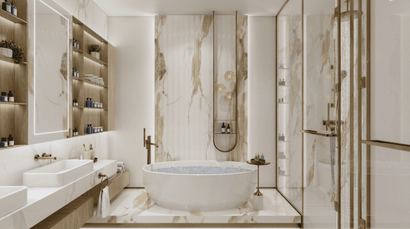 La luxueuse salle de bains, inspirée de Sunset Bay, est dotée d'une finition en marbre et d'une baignoire ovale autoportante remplie d'eau. Des accessoires dorés complètent élégamment le design. Des étagères avec des articles de toilette et des plantes bordent le mur, tandis qu'une grande douche en verre se trouve à droite.