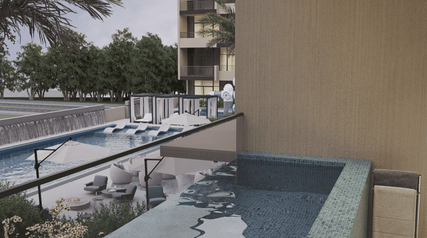 Vue sur une piscine luxueuse avec chaises longues et parasols, entourée de palmiers et d'un bâtiment moderne. Au premier plan se trouve un balcon privé avec une petite piscine, offrant une atmosphère sereine et relaxante.