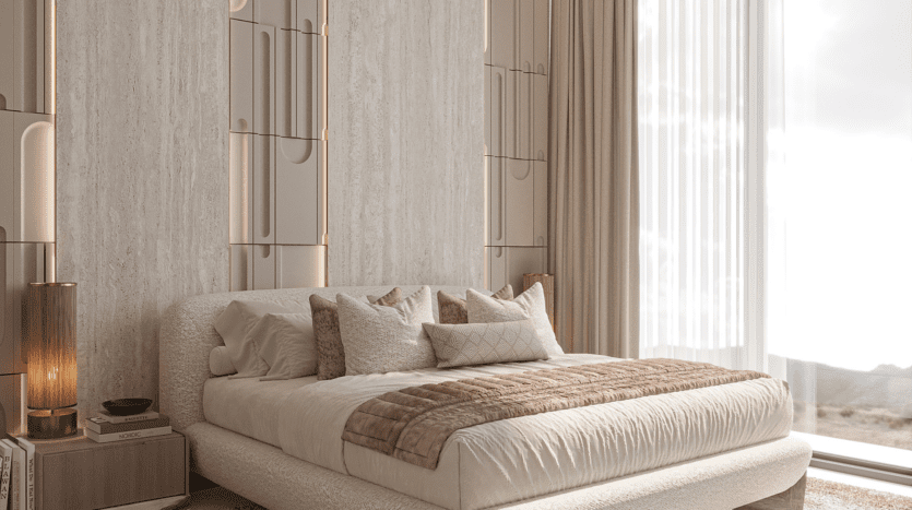 Une chambre moderne avec un lit moelleux, des oreillers beiges et roses et une couverture assortie. Les murs ont un design géométrique et deux lampes à l'éclairage chaleureux encadrent le lit. Une grande fenêtre révèle une vue sur l'extérieur.