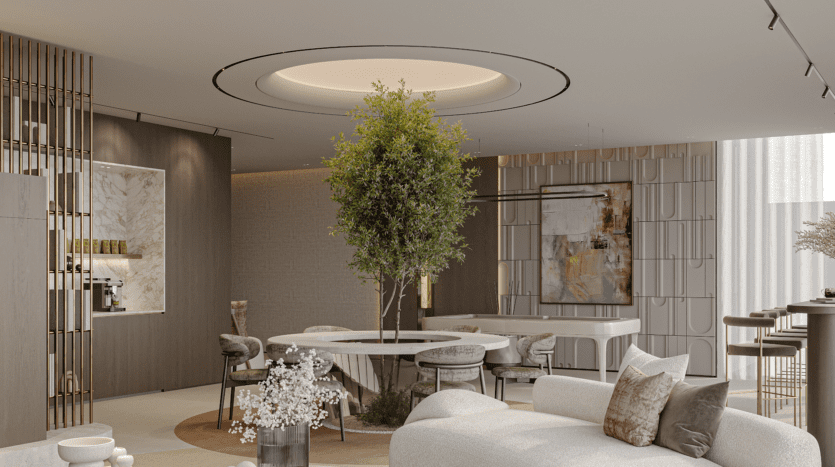 Un espace de vie moderne avec un puits de lumière circulaire central, un arbre planté au milieu d'un coin repas, des meubles contemporains et une décoration minimaliste. Des tons neutres et chaleureux dominent la palette de couleurs, avec de l'art abstrait sur les murs.