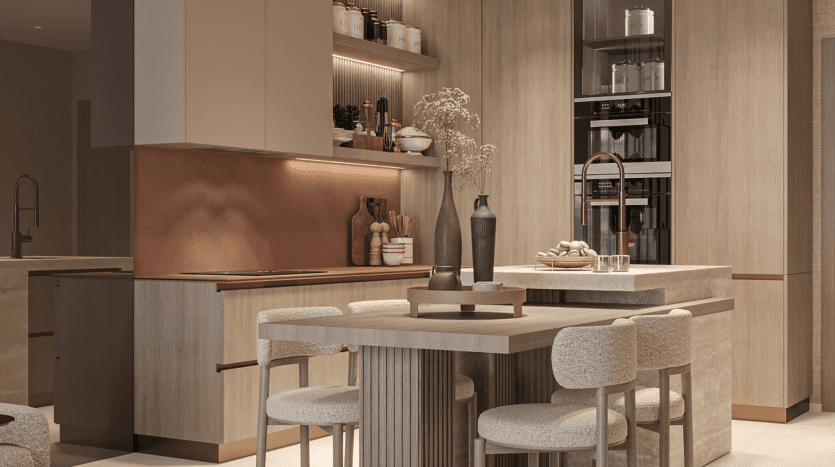 Une cuisine moderne avec des meubles en bois clair, un dosseret en cuivre et un four intégré. L'îlot central dispose d'un coin repas assorti avec des chaises rembourrées beiges. Des objets décoratifs et des fleurs séchées ajoutent de la chaleur à l'espace.
