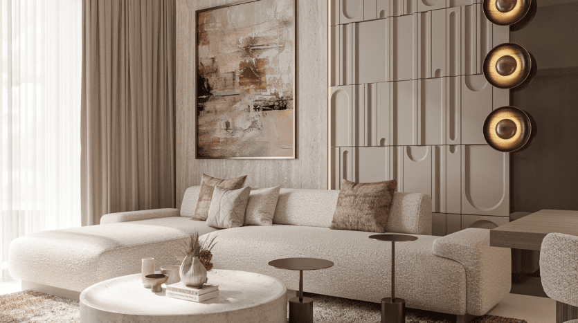 Un salon moderne avec un grand canapé d'angle beige orné de coussins roses. La pièce présente des œuvres d'art murales abstraites, des panneaux muraux géométriques et une table basse ronde en marbre avec des objets décoratifs. Un éclairage chaleureux et une palette de couleurs neutres créent une atmosphère chaleureuse.