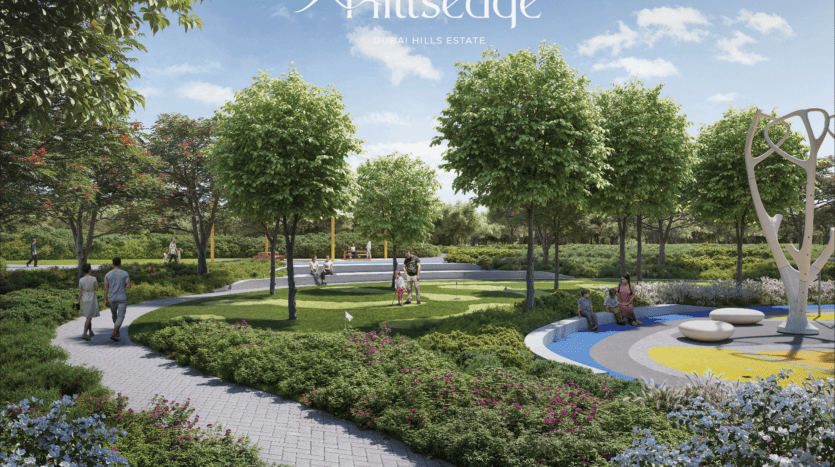 Une vue panoramique sur le parc de Hillsedge avec des pelouses verdoyantes, des sentiers sinueux et plusieurs arbres. Les gens se promènent, s'assoient et profitent de la journée ensoleillée. Une sculpture d'art moderne se trouve à droite, avec une aire de jeux adaptée aux enfants à proximité.